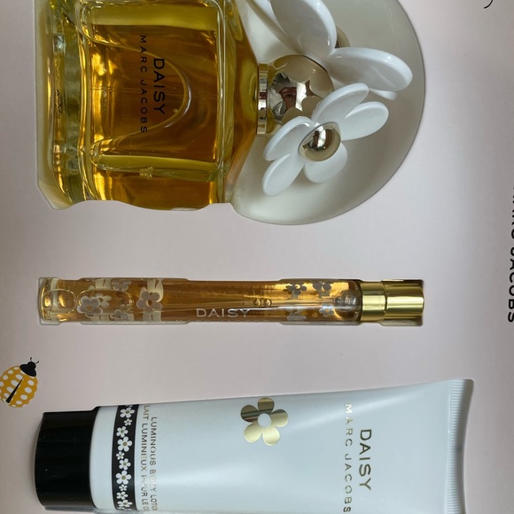 New in Box Marc Jacobs Daisy Perfume Set - Picture 4 of 4